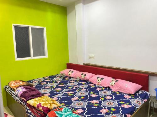 Postel nebo postele na pokoji v ubytování Bhagwati Guest House Ujjain