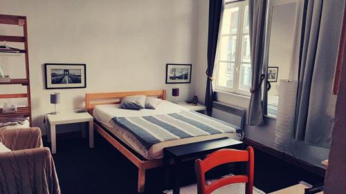 une chambre avec un lit et une fenêtre dans l'établissement Appartement spacieux Douai, à Douai