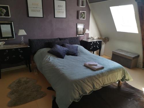 une chambre avec un lit avec deux serviettes dessus dans l'établissement Appartement spacieux Douai, à Douai