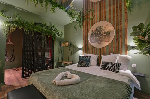Giường trong phòng chung tại Secret Jungle - Love Room by PRIM0 C0NCIERGERIE