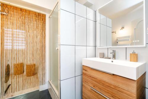 une salle de bain avec un lavabo et une douche dans l'établissement Le Gwelva ~ Vue Panoramique ~ Centre-ville, à Quimper