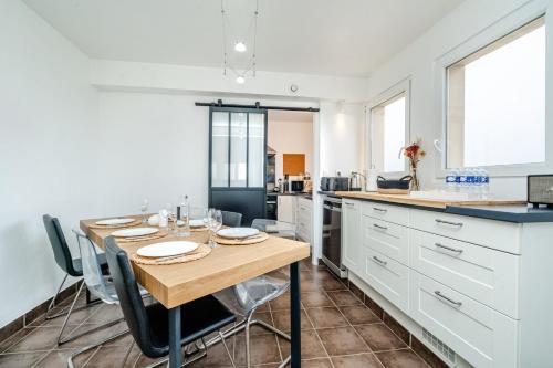 une cuisine avec une table et des chaises dans une pièce dans l'établissement Le Gwelva ~ Vue Panoramique ~ Centre-ville, à Quimper