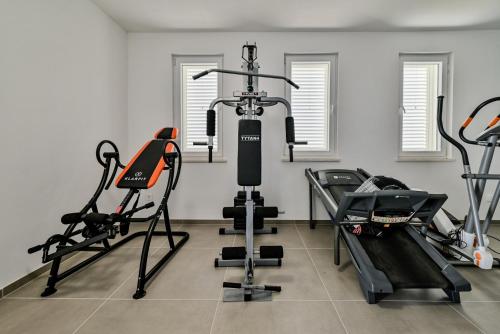 Villa Joanna - hidden oasis with pool, gym & garrage
