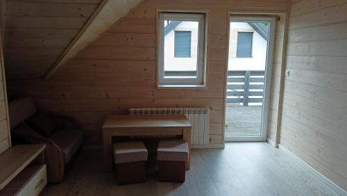 a room with a couch and a table and a window at Willa Myśliwska dom 10-osobowy ZE STREFĄ BASENOWĄ w miejscowości Chocznia NIEDALEKO ZATORU I ENERGYLANDII in Chocznia