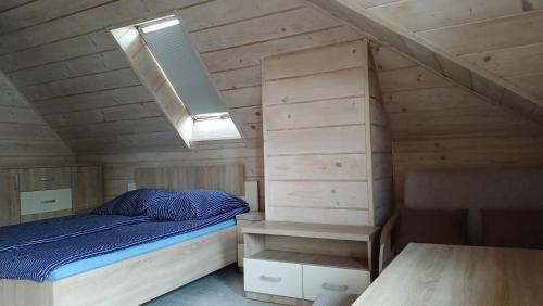 a small bedroom with a bed and a desk at Willa Myśliwska dom 10-osobowy ZE STREFĄ BASENOWĄ w miejscowości Chocznia NIEDALEKO ZATORU I ENERGYLANDII in Chocznia