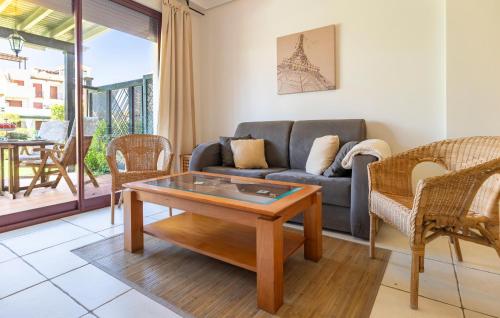 Una sala de estar con un sofá y una mesa de café. en 2 Bedroom Cozy Apartment In Vera, en Vera