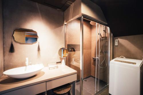 un bagno con lavandino e doccia di Bed and Craft a Nanto