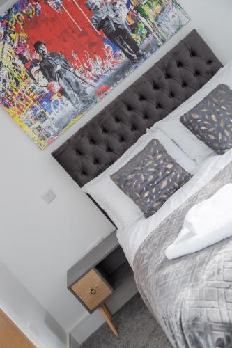 ein Schlafzimmer mit einem Bett mit einer ausziehbaren Schublade in der Unterkunft Hotel Rafay in Blackburn