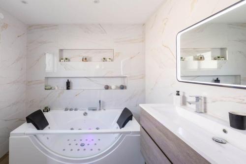 Photo de la galerie de l'établissement Villa Luxe Piscine Spa Vue, à Grenay