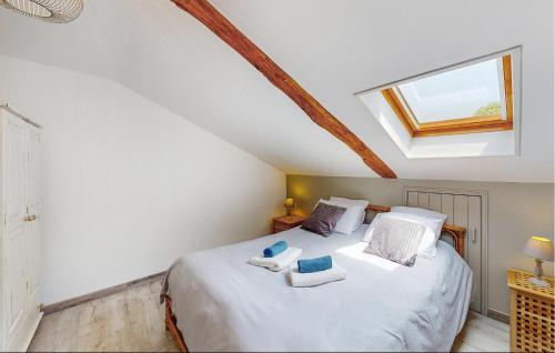 a bedroom with a bed with two towels on it at Nice Home In Mareuil En Perigord in Cercles