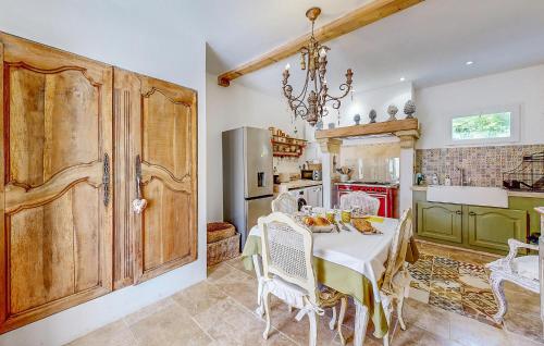 une salle à manger avec une table et une cuisine dans l'établissement Cozy Home In Port-Sainte-Foy-Pontch, à Port-Sainte-Foy-et-Ponchapt