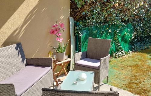 deux chaises et une table sur une terrasse dans l'établissement 1 Bedroom Cozy Apartment In Audenge, à Audenge