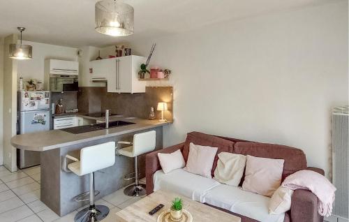 un salon avec un canapé et une cuisine dans l'établissement 1 Bedroom Cozy Apartment In Audenge, à Audenge