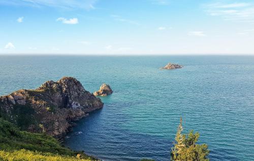 deux rochers au milieu de l'océan dans l'établissement Beautiful Home In Plouha With Wifi, à Plouha