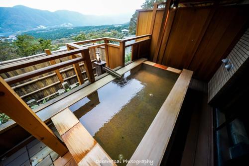 a balcony with a pool of water on a building at 箱根七福荘 in Onsensō