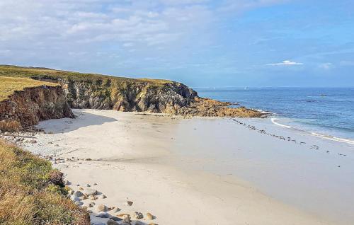 une plage avec une bande d'oiseaux sur le sable dans l'établissement Stunning Apartment In Saint-Renan, à Saint-Renan