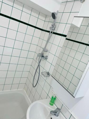une salle de bain avec douche et lavabo dans l'établissement S6 Bel Appartement 10min centre paris stade de France, à Saint-Denis