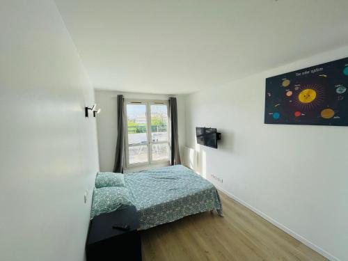 une petite chambre avec un lit et une fenêtre dans l'établissement S6 Bel Appartement 10min centre paris stade de France, à Saint-Denis