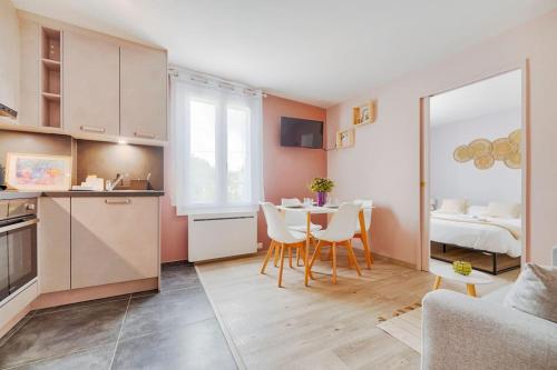 une cuisine et un salon avec une table et des chaises dans l'établissement Welcome to Emma House, à Chennevières-sur-Marne