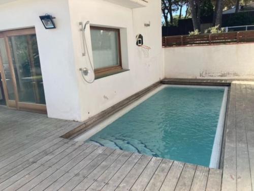 a swimming pool next to a house with a shower at VILLA ANITA 1930 LLAFRANC casa con piscina privada in Llafranc