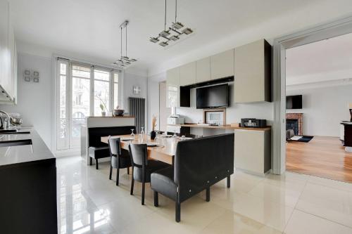 Chic uncluttered apartment 17arrd