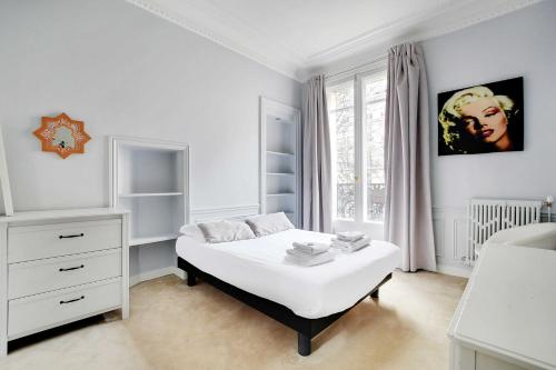 Chic uncluttered apartment 17arrd