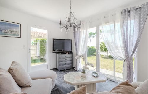 Televisyen dan/atau pusat hiburan di Stunning Home In Marennes-Hiers-Brouage
