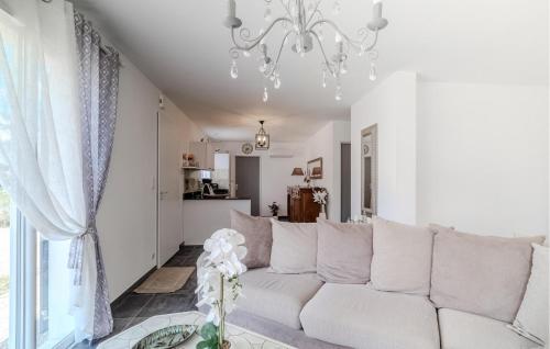 Ruang duduk di Stunning Home In Marennes-Hiers-Brouage