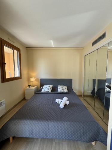 une chambre avec un lit avec deux serviettes dessus dans l'établissement Magnifique logement au centre de Cannes POR1897, à Cannes