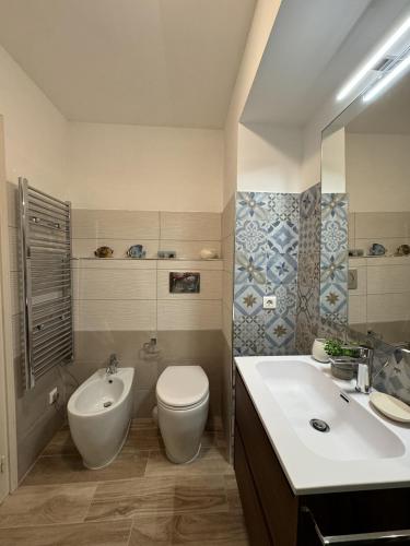 une salle de bain avec toilettes et lavabo dans l'établissement Magnifique logement au centre de Cannes POR1897, à Cannes