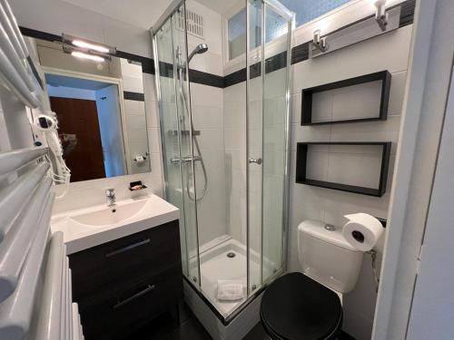 une salle de bain avec une douche, des toilettes et un lavabo dans l'établissement Beau Soleil Standing Presta, à Cannes