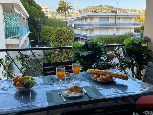 une table avec de la nourriture et des boissons sur un balcon dans l'établissement Beau Soleil Standing Presta, à Cannes