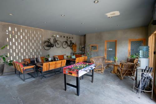 a living room with a table and chairs at RedDoorz Syariah near Lombok Epicentrum Mall in Mataram