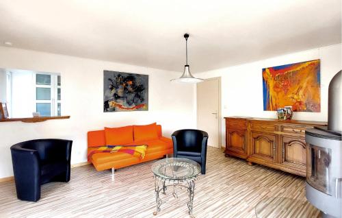 - un salon avec un canapé et des chaises orange dans l'établissement 3 Bedroom Nice Home In Reipertswiller, à Reipertswiller