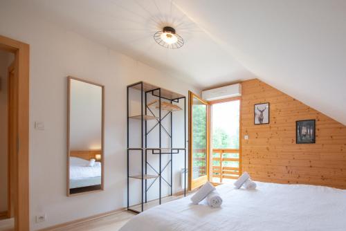 Postel nebo postele na pokoji v ubytování Chalet Sequoia - Spa et Sauna