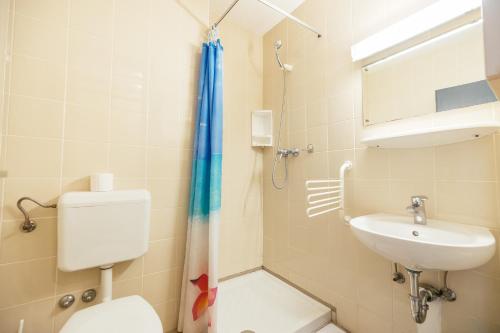 Koupelna v ubytování ŠD Portorož Hostel Korotan