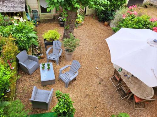 an overhead view of a patio with chairs and an umbrella at La Maison du Château in Chinon