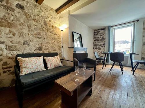 un salon avec un canapé et une table dans l'établissement Nid de Fontainebleau - Centre, à Fontainebleau