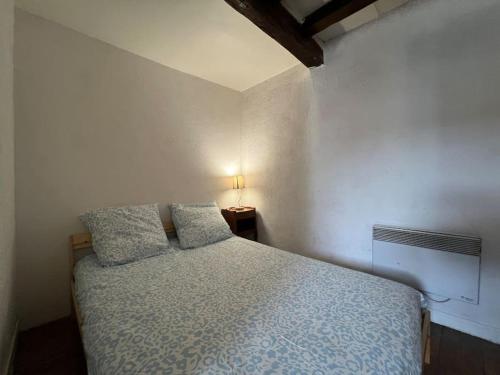 une chambre avec un lit et une lampe sur une table dans l'établissement Nid de Fontainebleau - Centre, à Fontainebleau