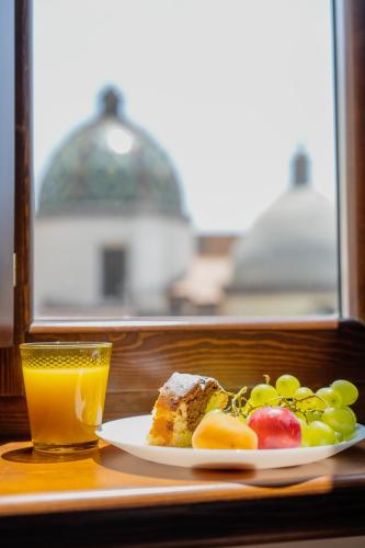 een schaal fruit en een glas sinaasappelsap bij Terravecchia B&B in Sarno