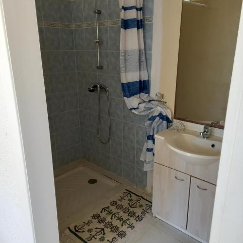 une salle de bain avec douche et lavabo dans l'établissement appartement 60m2, 15km mer 2lits parking gratuit, à Montblanc