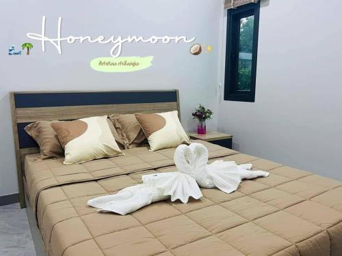 Ένα ή περισσότερα κρεβάτια σε δωμάτιο στο Songmee Pool Villa Nikompattana