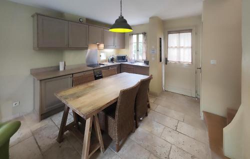 une cuisine avec une table et des chaises en bois dans l'établissement Lovely Home In Saint Laurent De La Ca, à Saint-Laurent-de-la-Cabrerisse