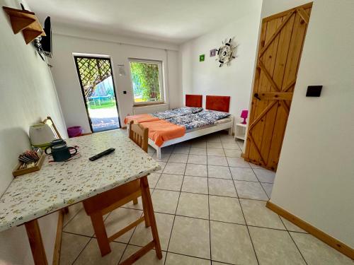 a small room with a bed and a table at Leniwy Kot in Stegna