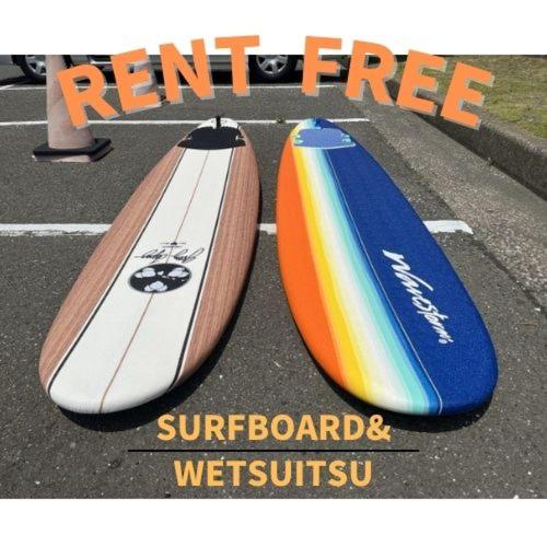 two surfboards sitting next to each other on the street at insidey 海から歩いて10分 walk from the sea Tatadobeach Iritabeach 10min in Shimoda