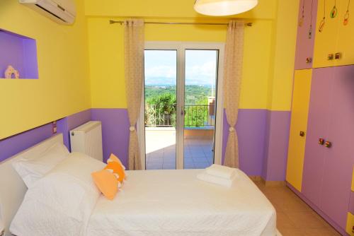 Ένα ή περισσότερα κρεβάτια σε δωμάτιο στο Happy Holiday House