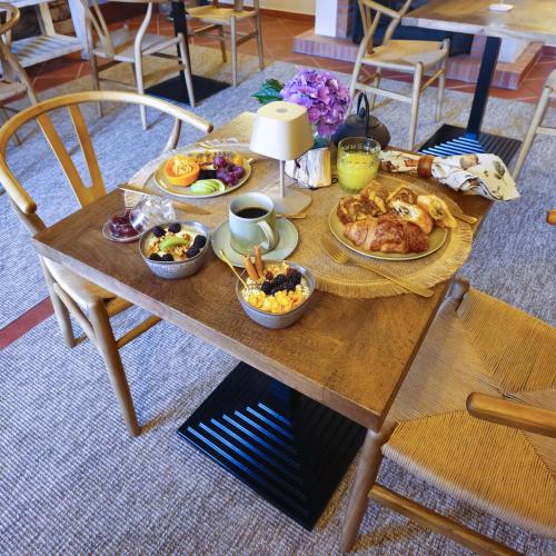 Una mesa con platos de comida encima en Casa da Fidalga, en Outeiro de Gatos