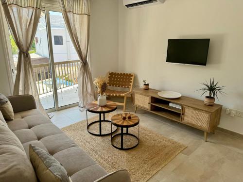 Μια τηλεόραση ή/και κέντρο ψυχαγωγίας στο Luxury two bed Kato Pafos flat