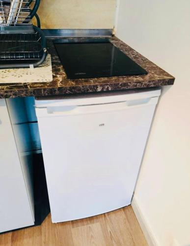 - une cuisine avec un comptoir et un lave-vaisselle blanc dans l'établissement S2 Bel appartement 10min centre Paris stade de France, à Saint-Denis