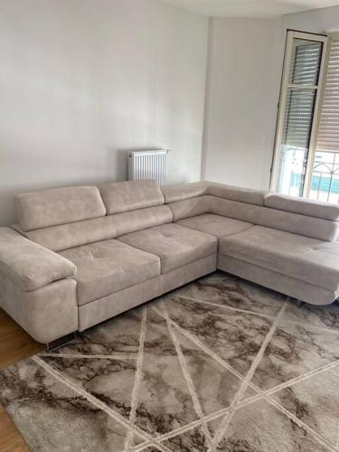 - un canapé brun dans le salon dans l'établissement Superbe appartement chic et calme, à Clamart